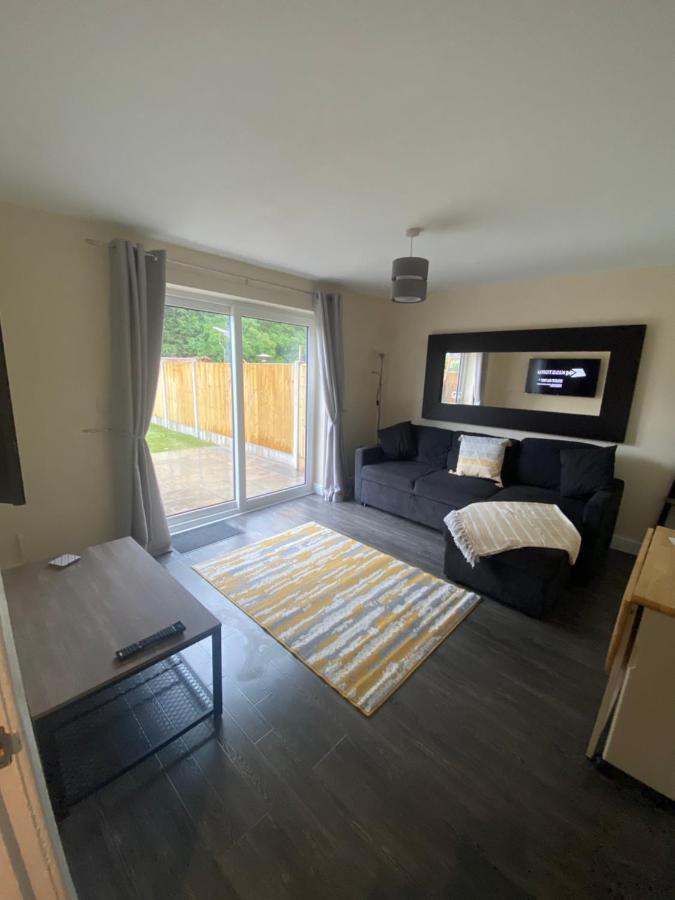 Lovely 1-Bedroom Apartment With Garden And Parking Стон Екстер'єр фото